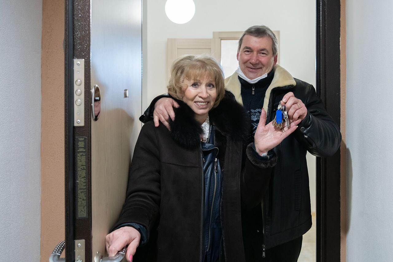 Собянин вручил ключи новоселам дома по реновации в Южном Медведкове