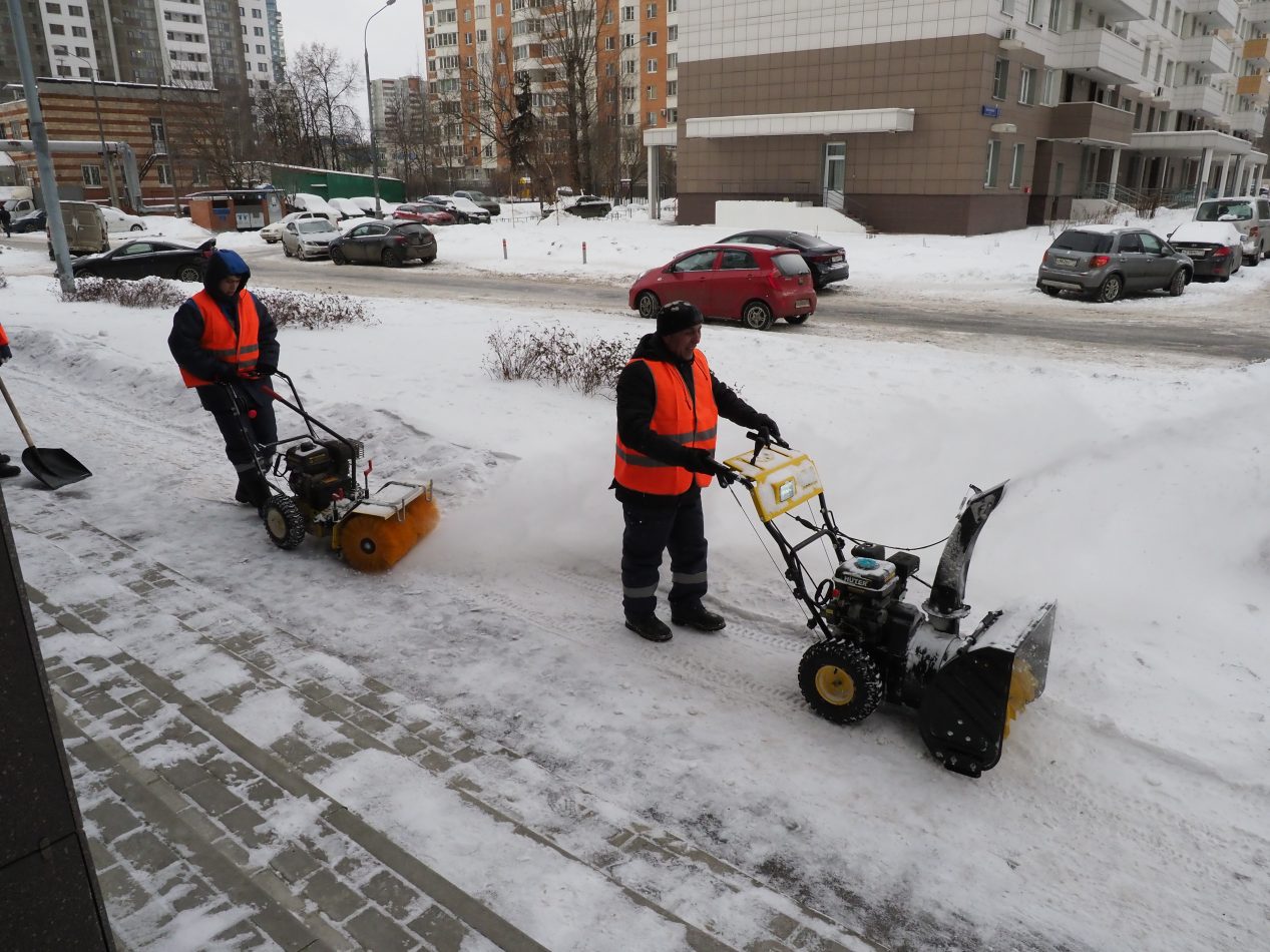 Москва чистят снег. Уборка снега. Снег во дворе. Убирают снег в Москве. Зимняя уборка территории.