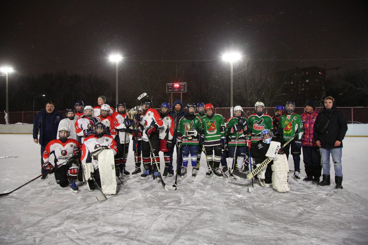 Победители хоккейного турнира / Фото: Роман Балаев