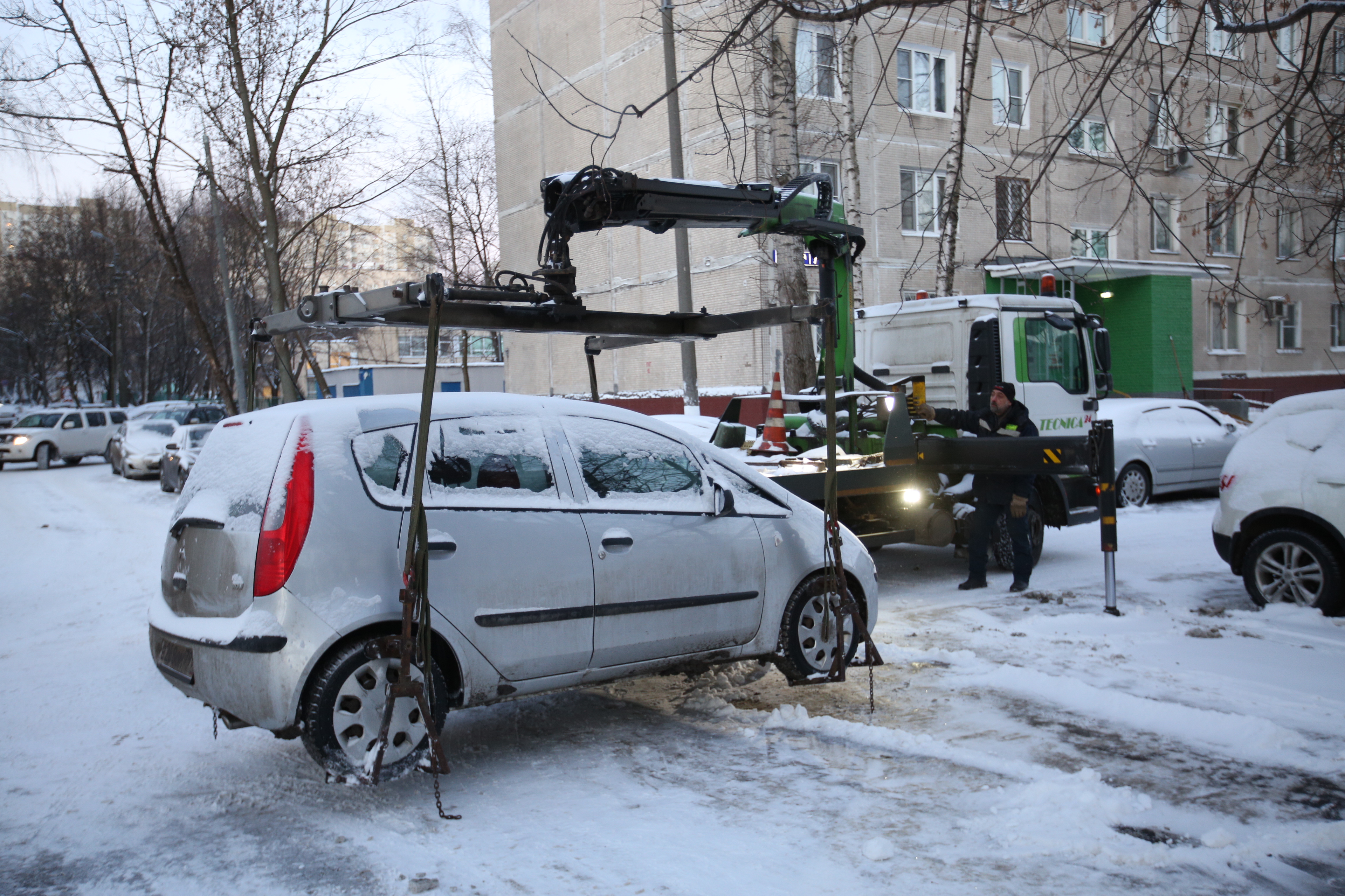 Видео: в Отрадном у должника за «коммуналку» эвакуировали машину