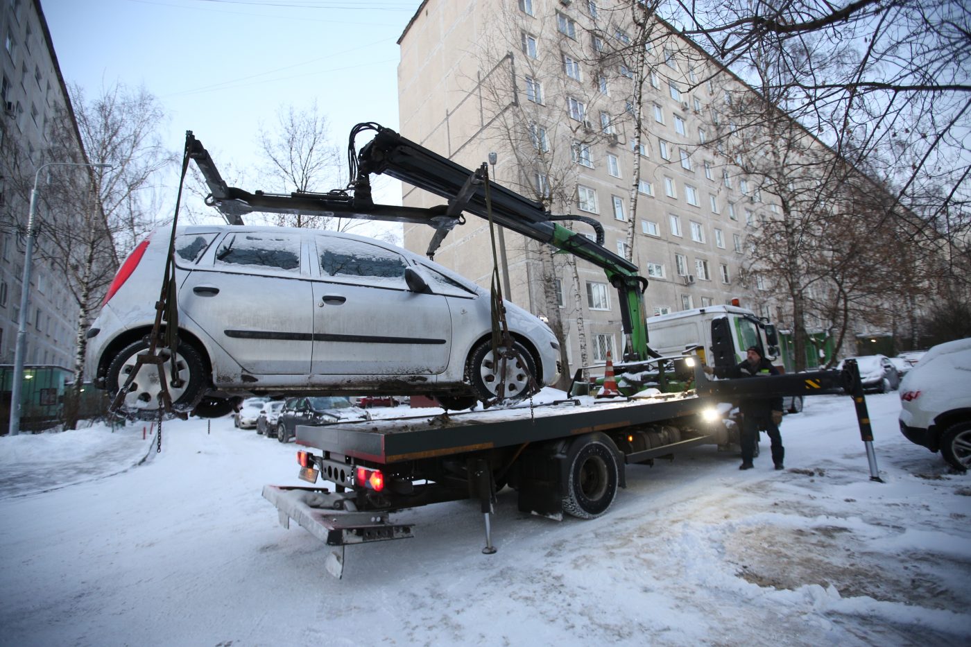 В Отрадном эвакуировали машину в счёт почти полумиллионного долга за ЖКУ |  10.02.2021 | Москва - БезФормата