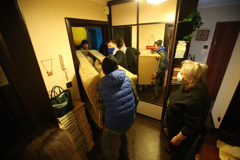 Волонтёры помогли пенсионерке из Бибирева избавиться от старой мебели