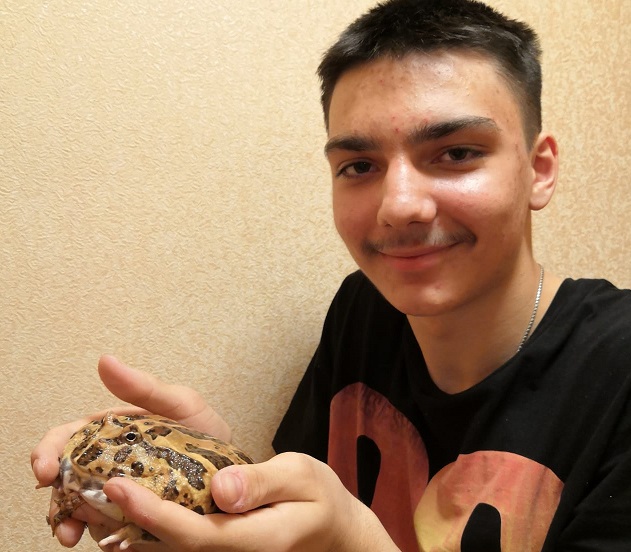 Житель Отрадного подружился с кусачей лягушкой Ватрушкой