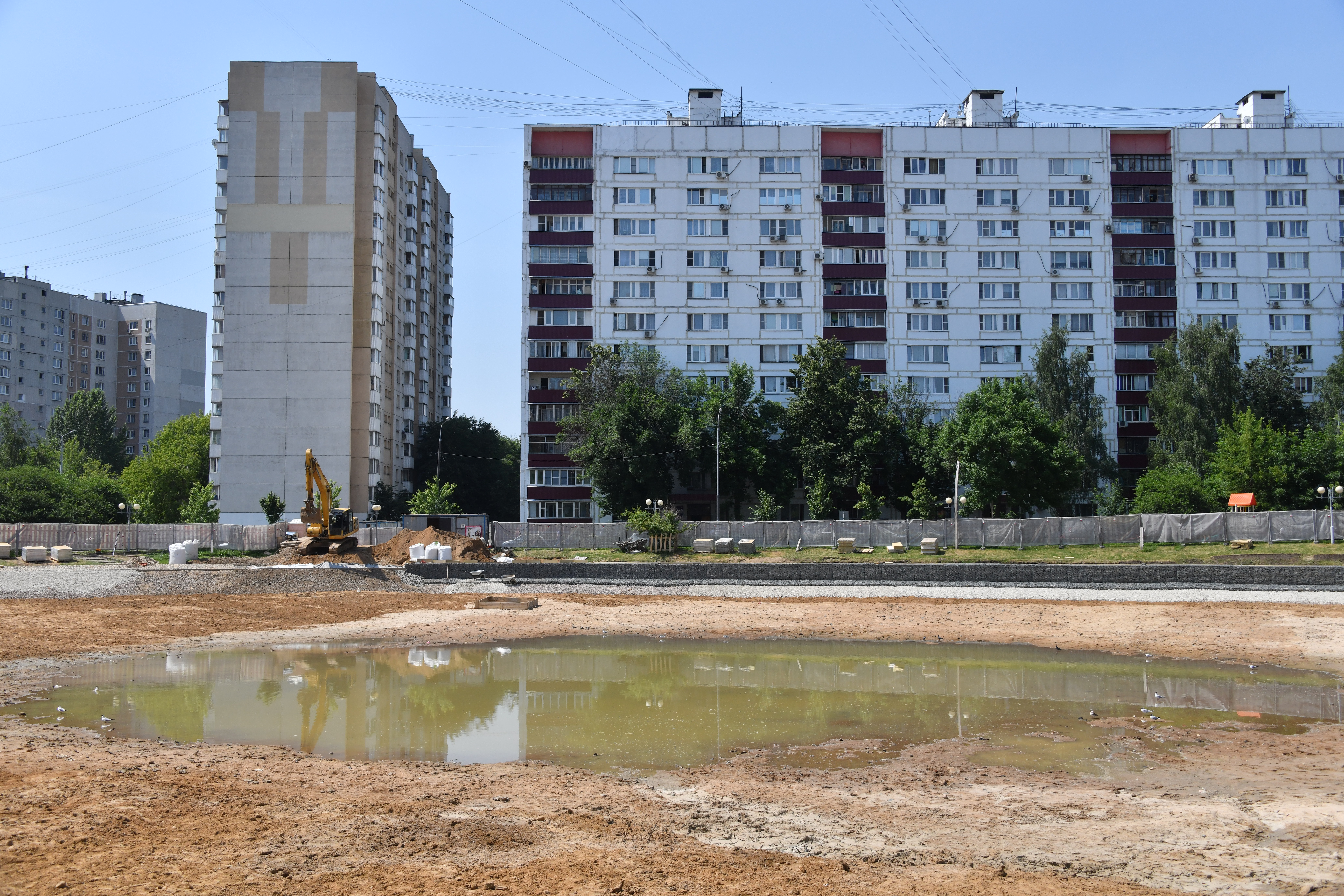 Пруд на Ясном проезде начали заполнять водой