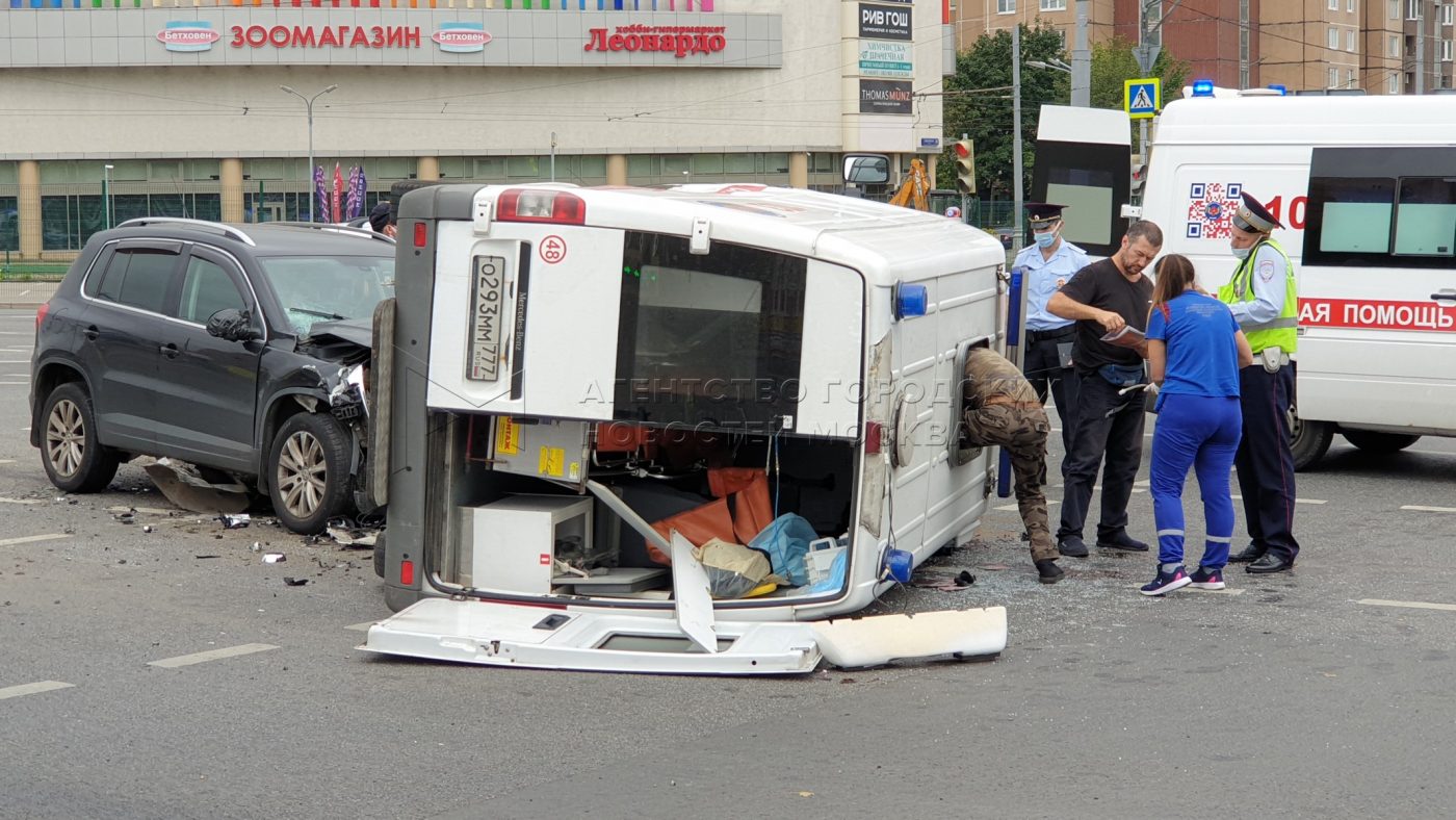 Автомобиль скорой помощи в результате ДТП перевернулся на Енисейской |  23.08.2021 | Москва - БезФормата