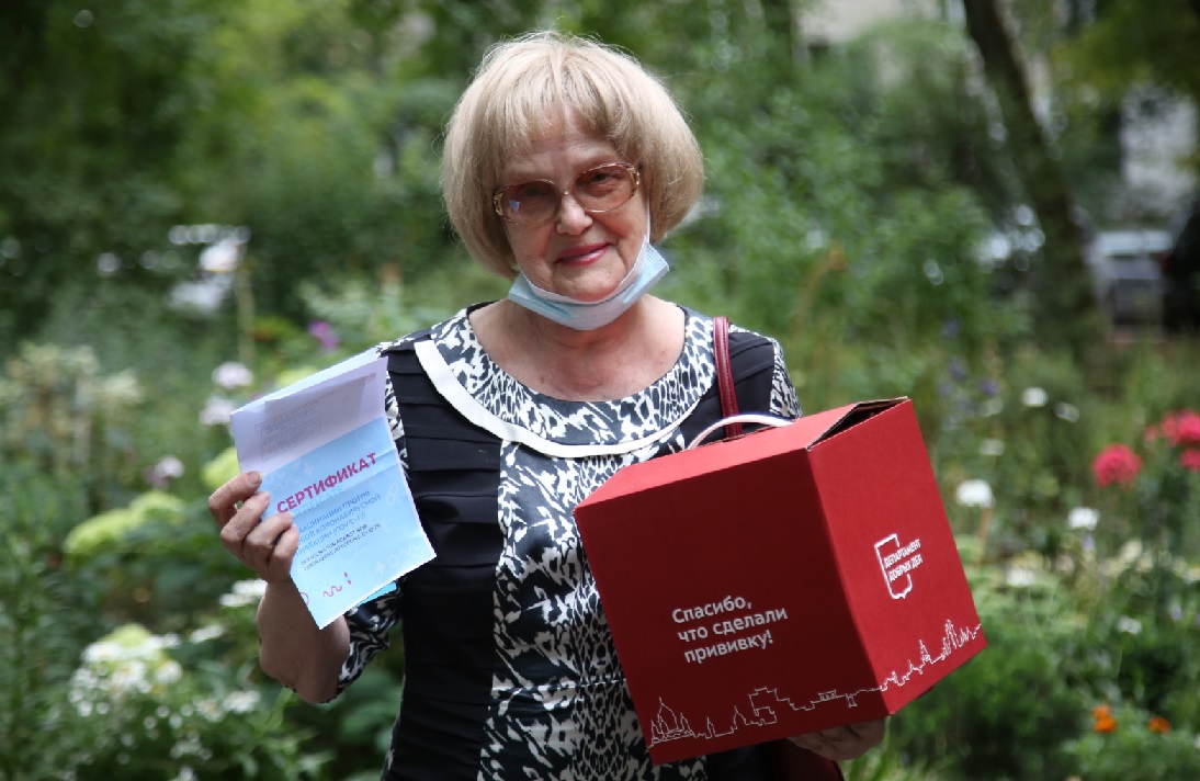 Пенсионерам из СВАО дарят коробки «С заботой о здоровье» после вакцинации