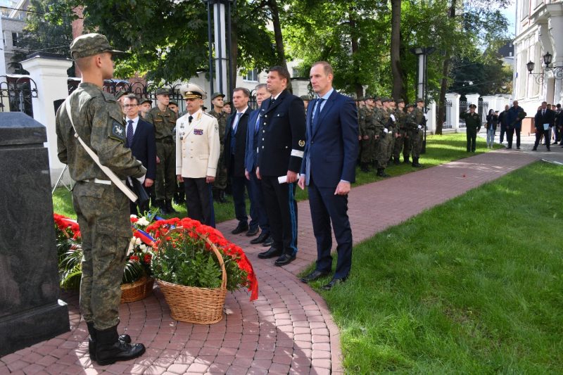 Почетные гости возложили цветы к подножию мемориальной стелы/Денис Афанасьев, газета «Звездный бульвар»