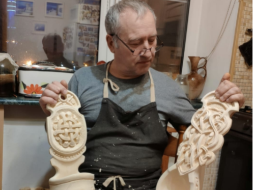 Резчик-самоучка из Бутырского создает уникальные изделия из дерева