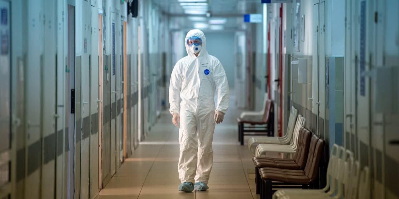 Собянин: В борьбе с COVID-19 участвовали  более 50 тыс медработников Москвы