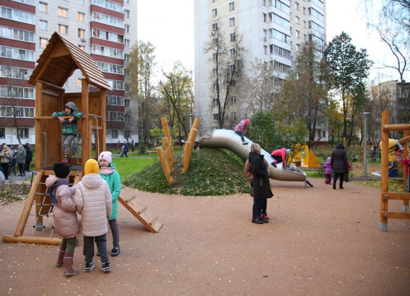 На дворовой площадке теперь есть чем занять себя и детям разных возрастов, и взрослым. Фото: Роман Балаев, газета «Звездный бульвар»