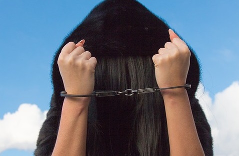 Успевшую сделать тайники-закладки героинщицу задержали во дворе на Коненкова