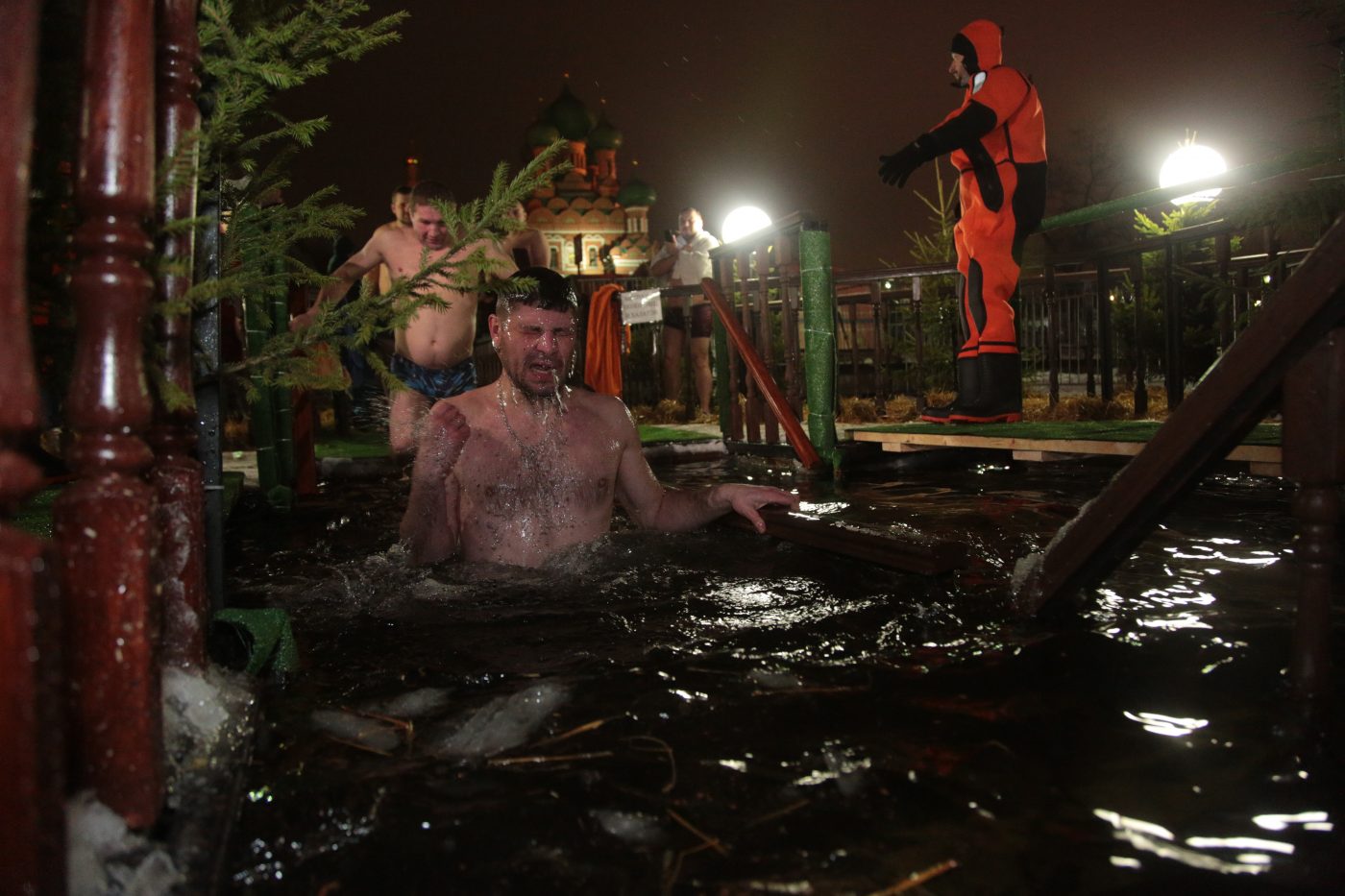 Верующие СВАО отметили Крещение молитвой и купанием в Останкинском пруду