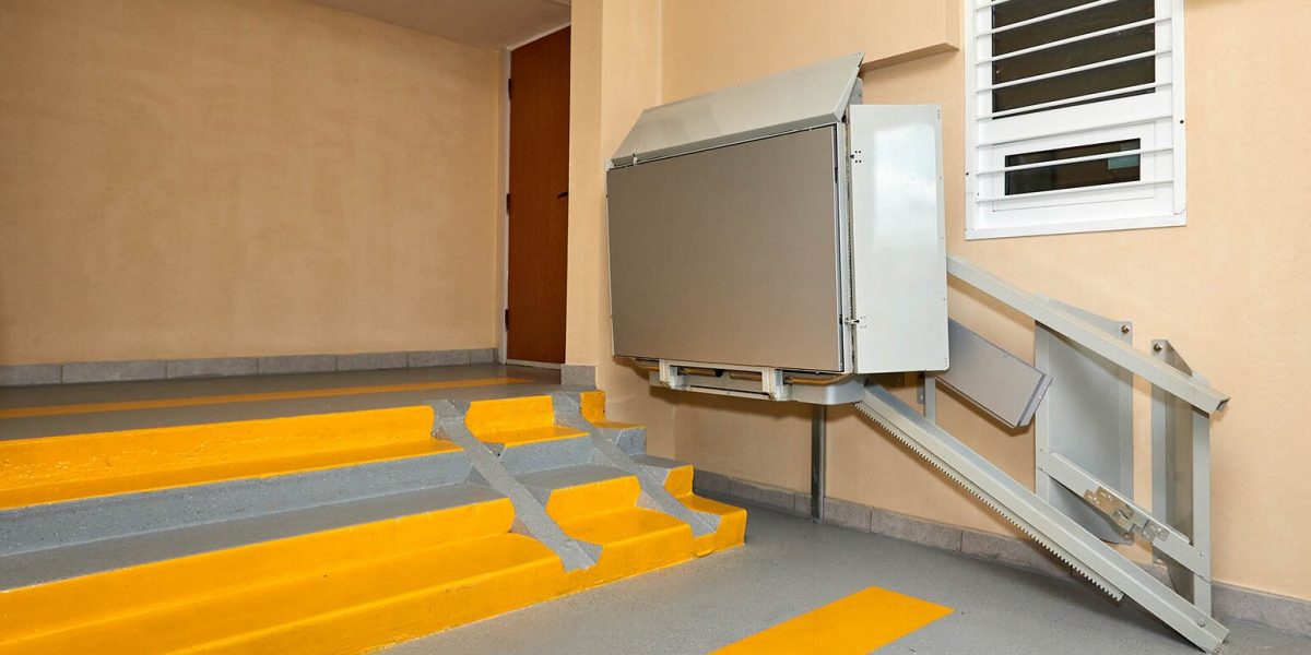 В жилых домах СВАО смонтируют два десятка подъемных платформ для инвалидов