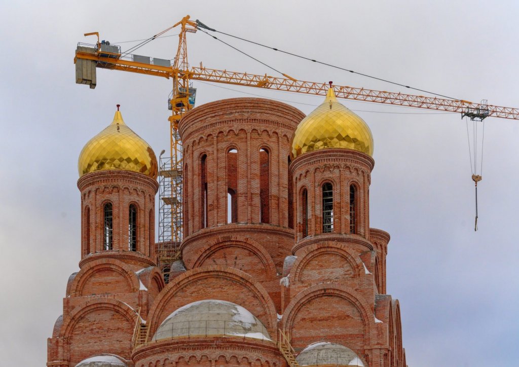 В Останкинском районе начали установку куполов храма Успения Пресвятой Богородицы