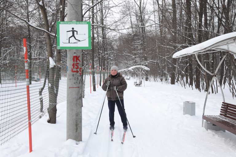 В парке у «Джамгаровского пруда» начались бесплатные занятия по катанию на лыжах
