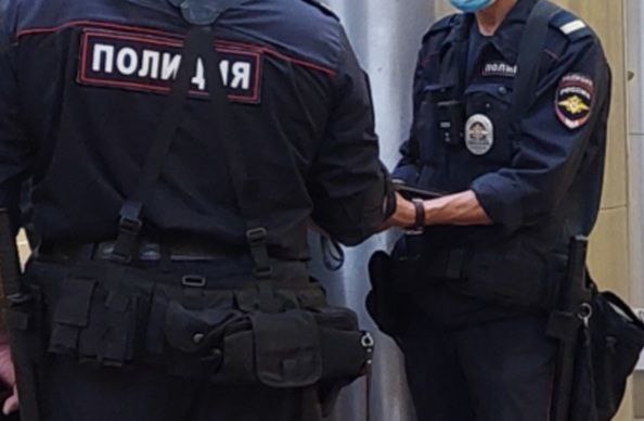 В подъезде жилого дома в Бибиреве полицейские с поличным задержали закладчика
