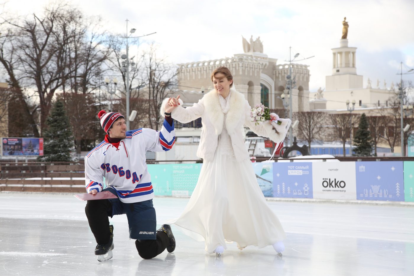 На ВДНХ сыграли свадьбу на коньках