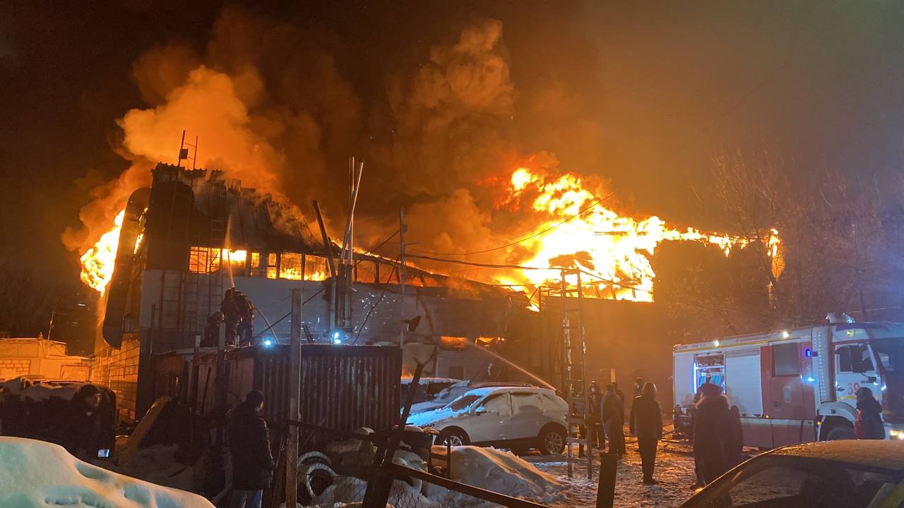 Трех человек спасли из сгоревшего ночью автосервиса в Отрадном
