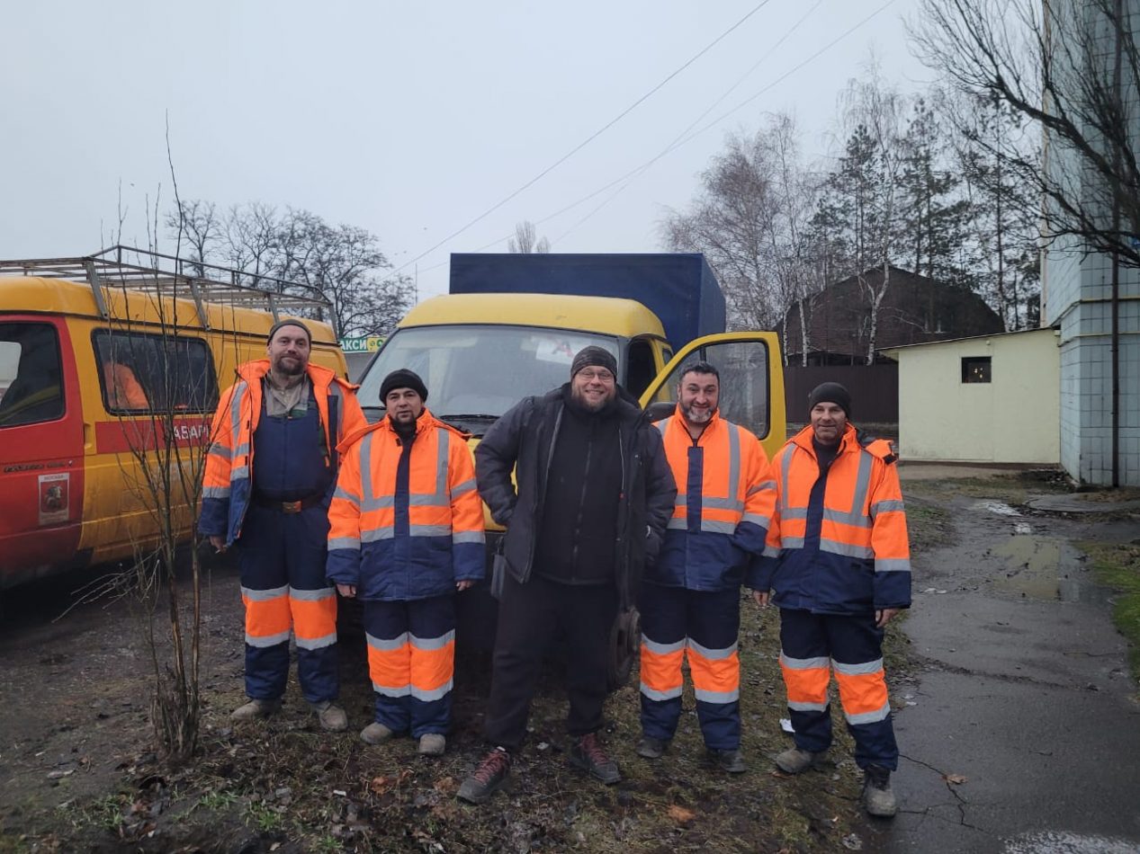 Сотрудники «Жилищников» CВАО восстанавливают коммунальные сети Донецка