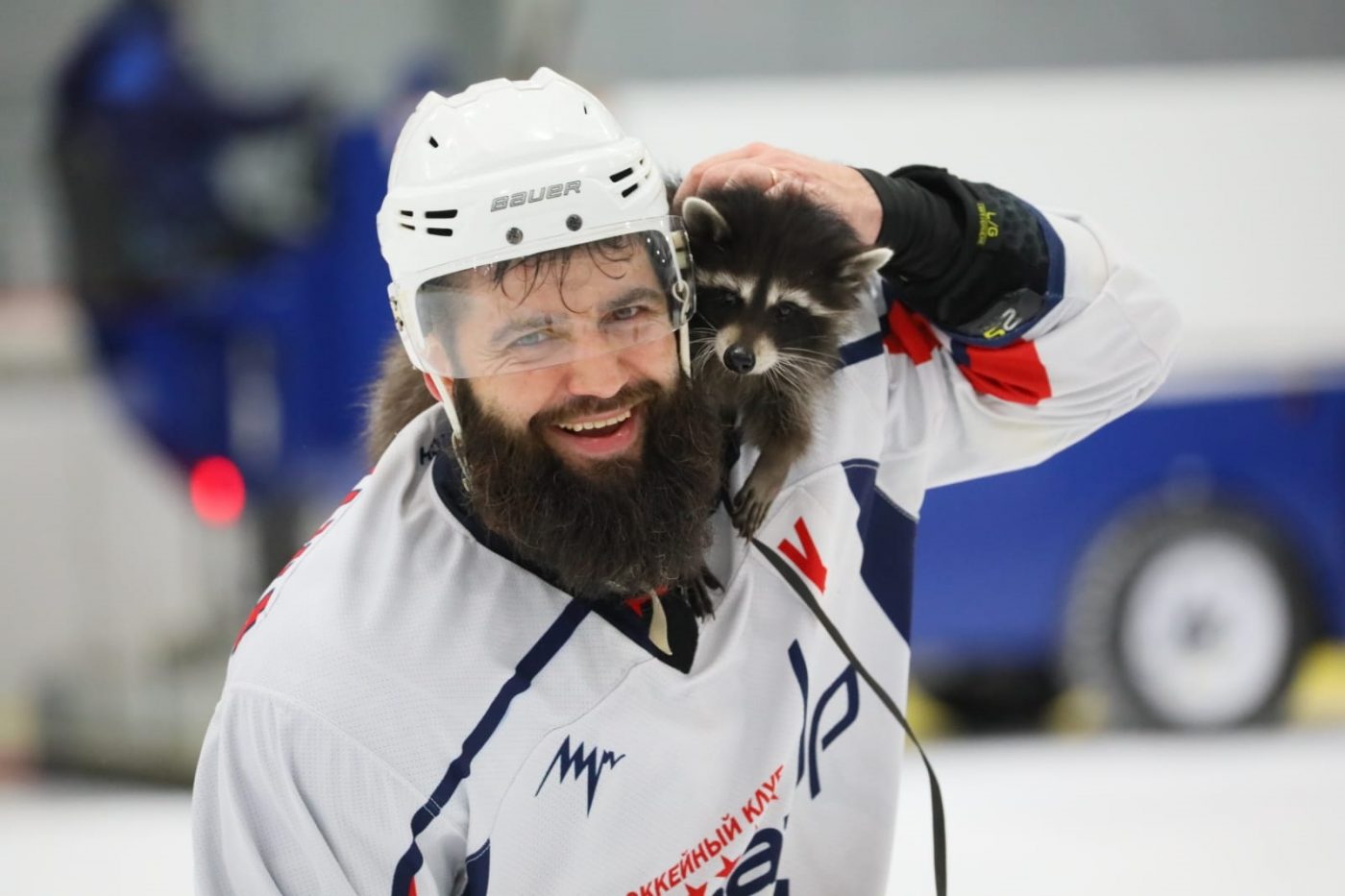Фотоконкурс «ЗБ»: проректор из Бибирева играет в хоккей и берёт на матчи питомца