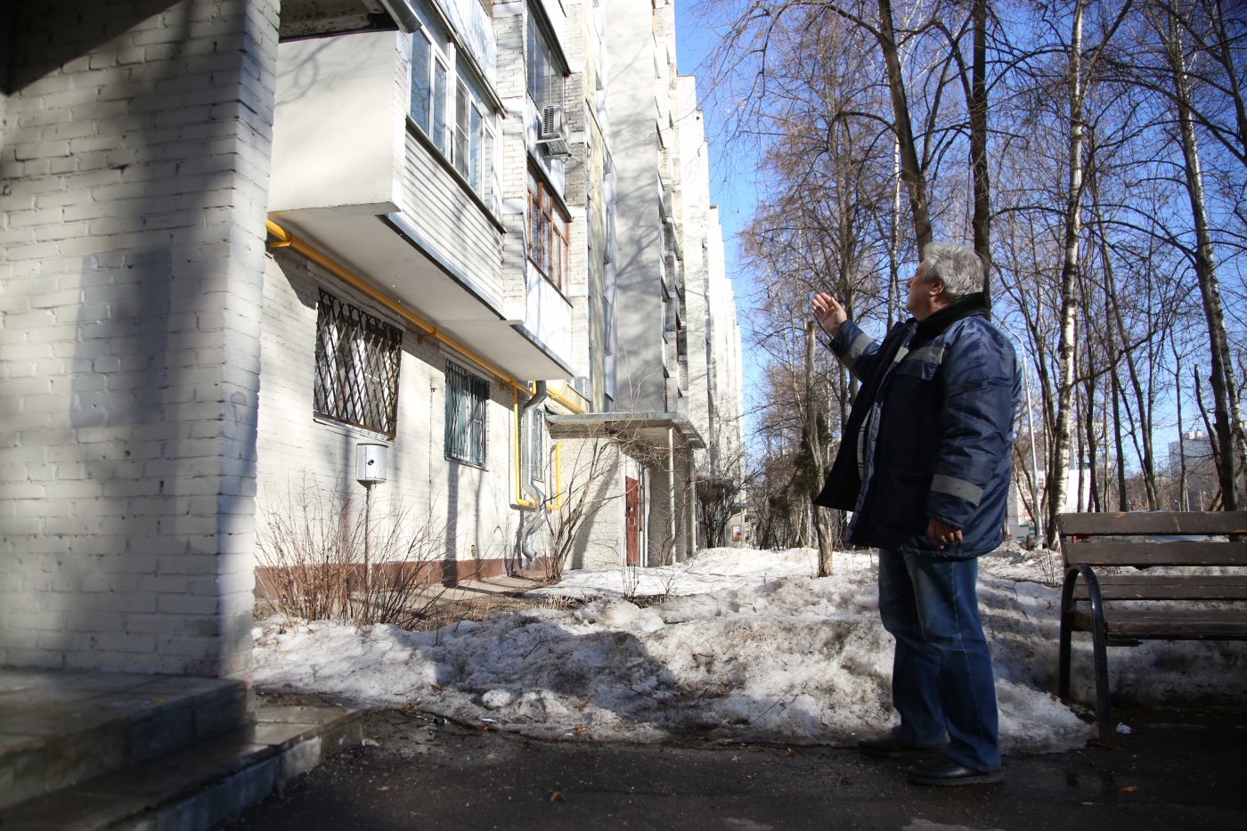 В СВАО выяснили, кто должен убирать сосульки с крыш домов и козырьков балконов