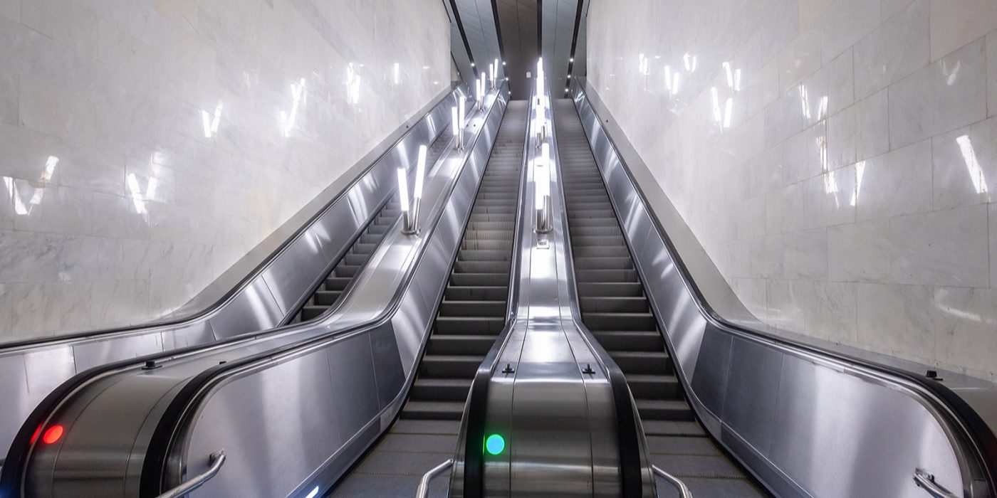 В южном вестибюле станции метро «Лианозово» смонтировали эскалаторы