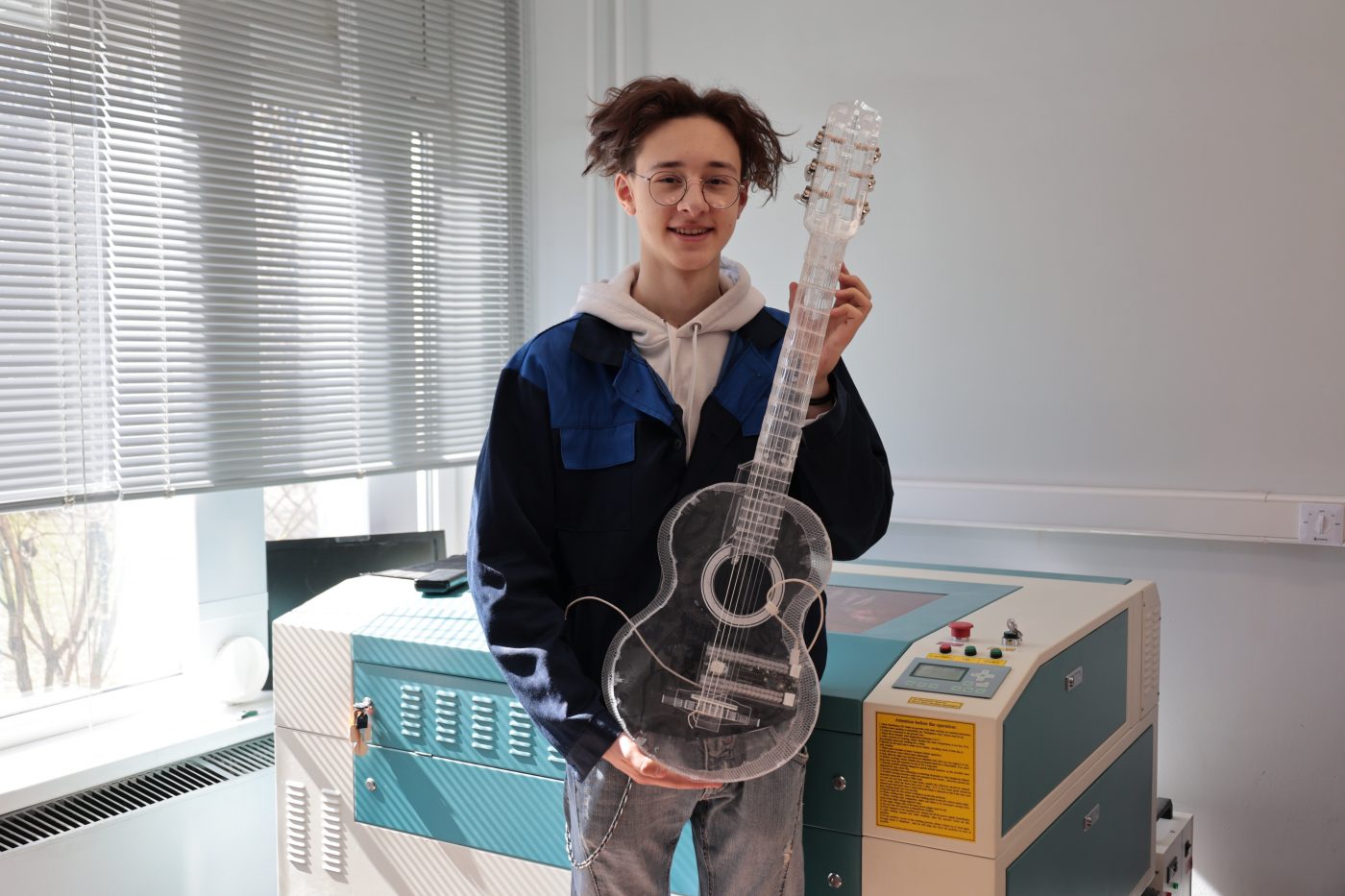 Студент из Бибирева вырезал на станке стеклянную гитару
