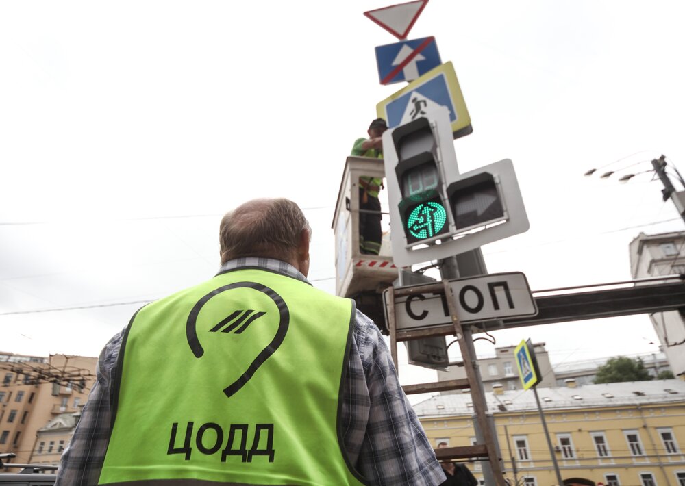 Новый светофор установили на улице Римского-Корсакова