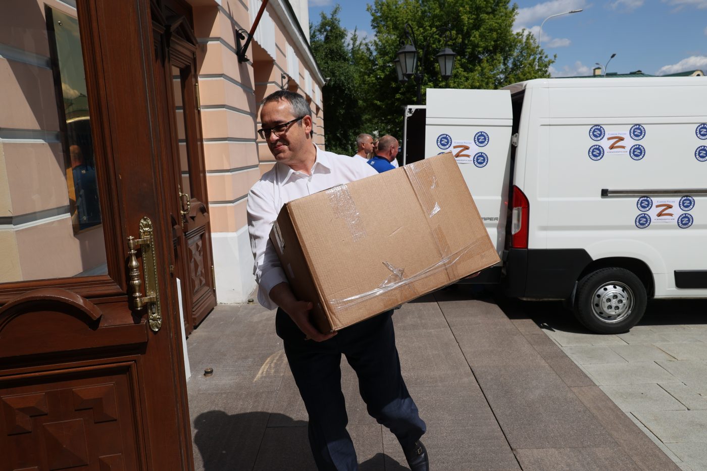 Очередную партию гуманитарной помощи передал штаб «Москва помогает»