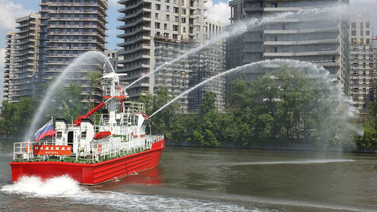 На Москве-реке прошли очередные учения пожарного корабля «Надежда»