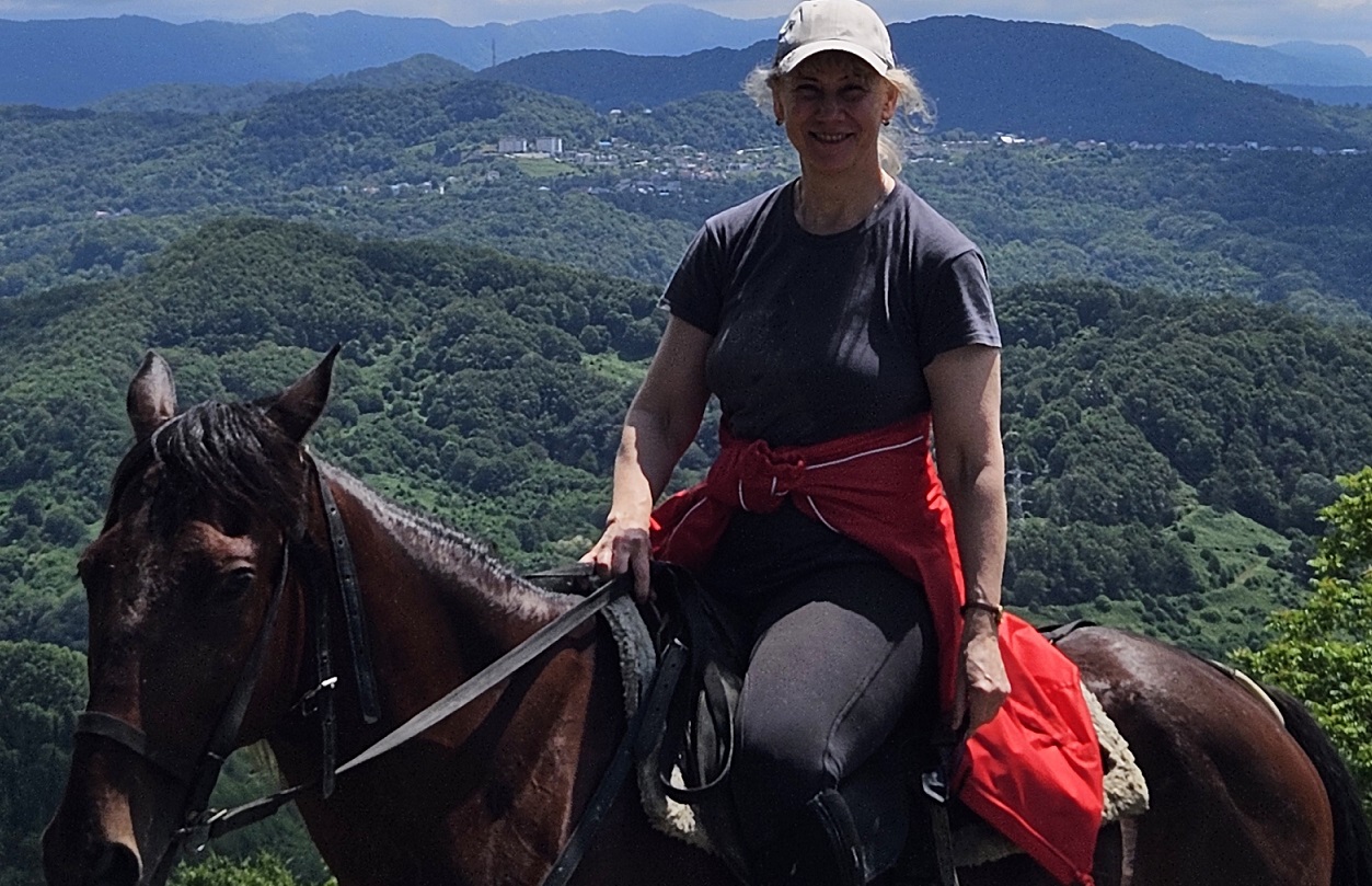 Фотоконкурс «ЗБ»: жительница Лосинки 40 лет увлекается конным туризмом