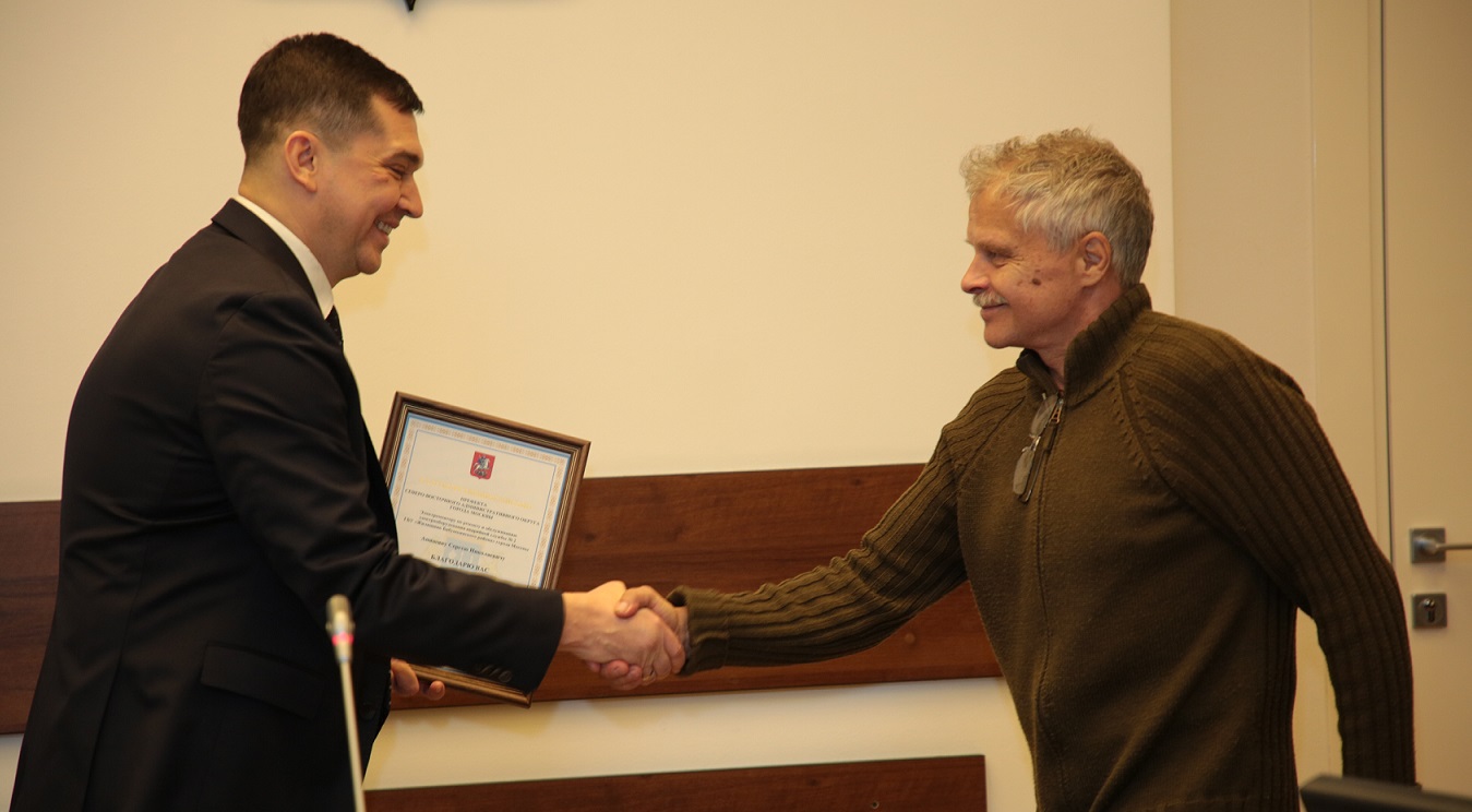 Префект СВАО наградил коммунальщиков, помогавших восстанавливать Донецк