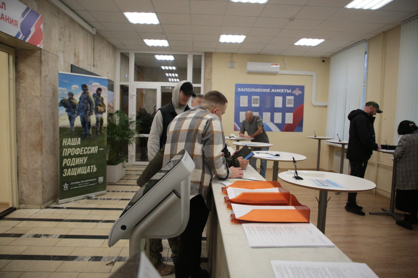 Пункт отбора на службу по контракту в Бутырском продолжает работу