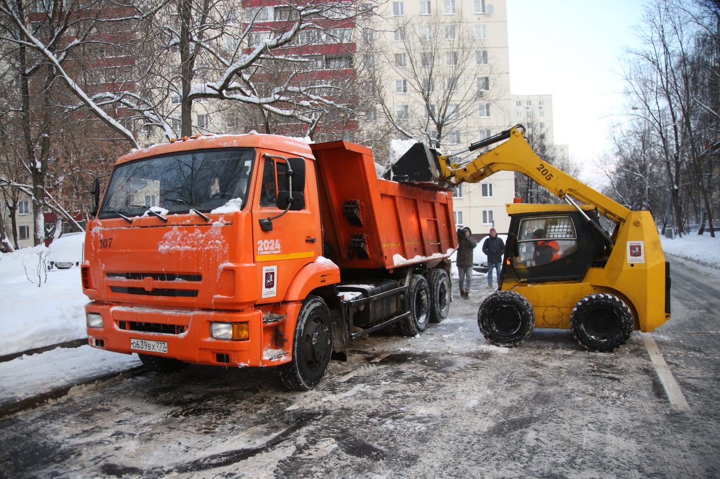 СВАО от снега очищают более тысячи единиц техники
