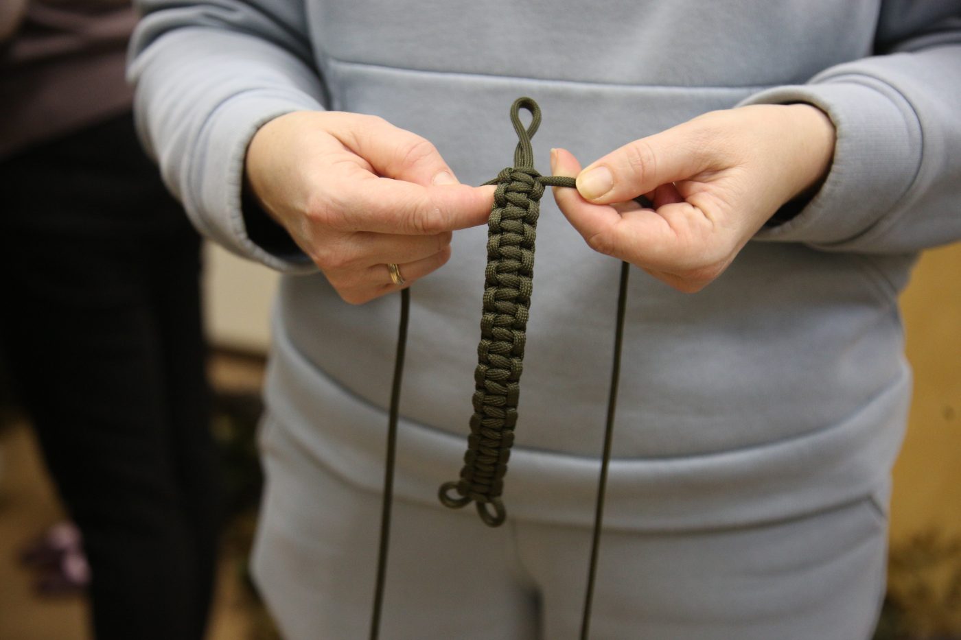 Жители СВАО плетут особые браслеты для бойцов