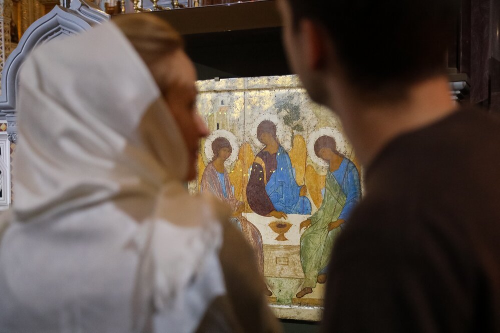 Настоятель храма в Алтуфьеве передал иконы в медицинский центр Мариуполя
