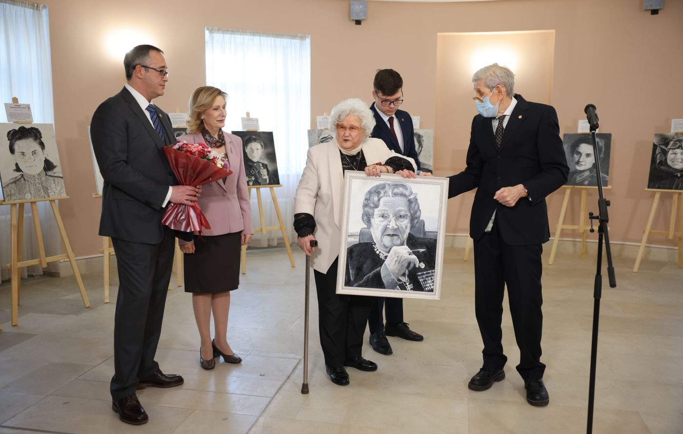 Героическая лётчица из Южного Медведкова пришла на выставку, где размещён её портрет