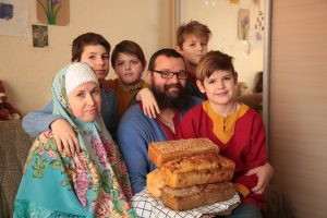 Семья из Медведкова печёт невероятно вкусный хлеб, чтобы раздавать нуждающимся