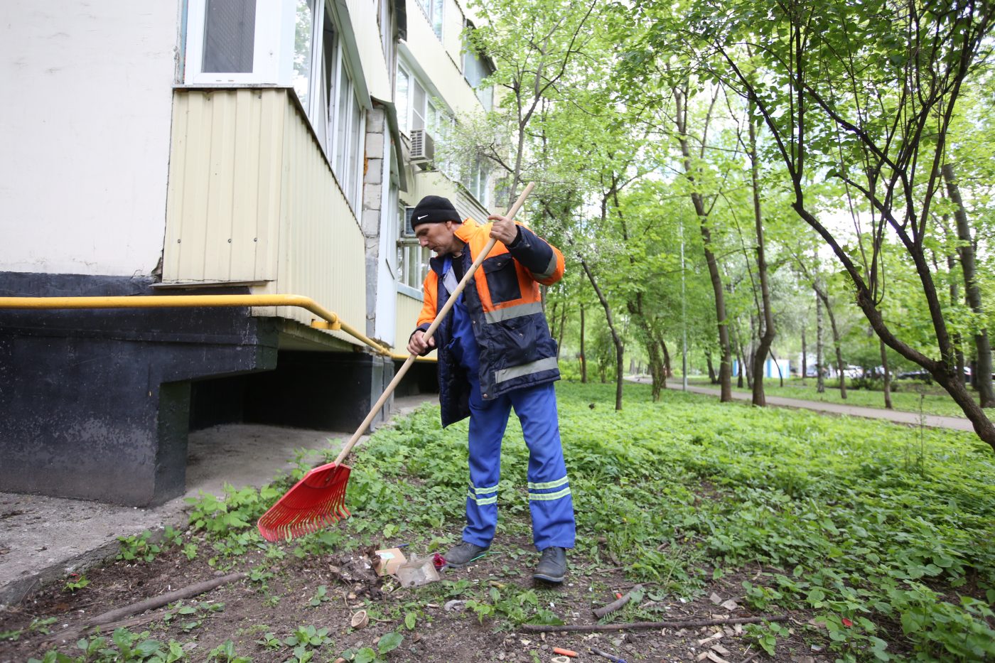 В СВАО соседи бросали мусор из окна | Звездный Бульвар