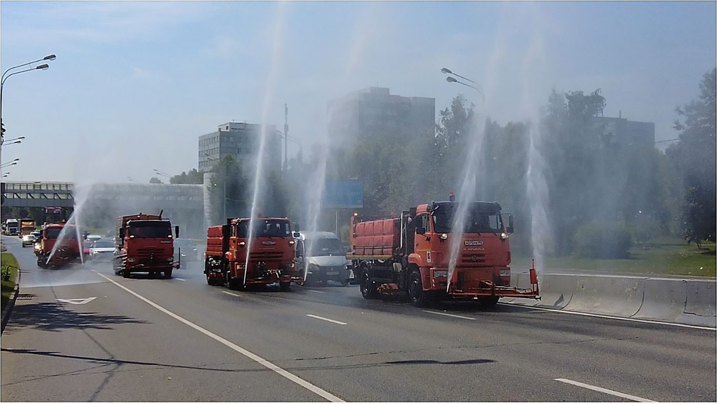 В СВАО объяснили, как орошают округ в жару и почему в зной газоны не поливают