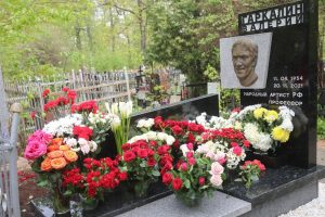 У скромных могил знаменитых людей