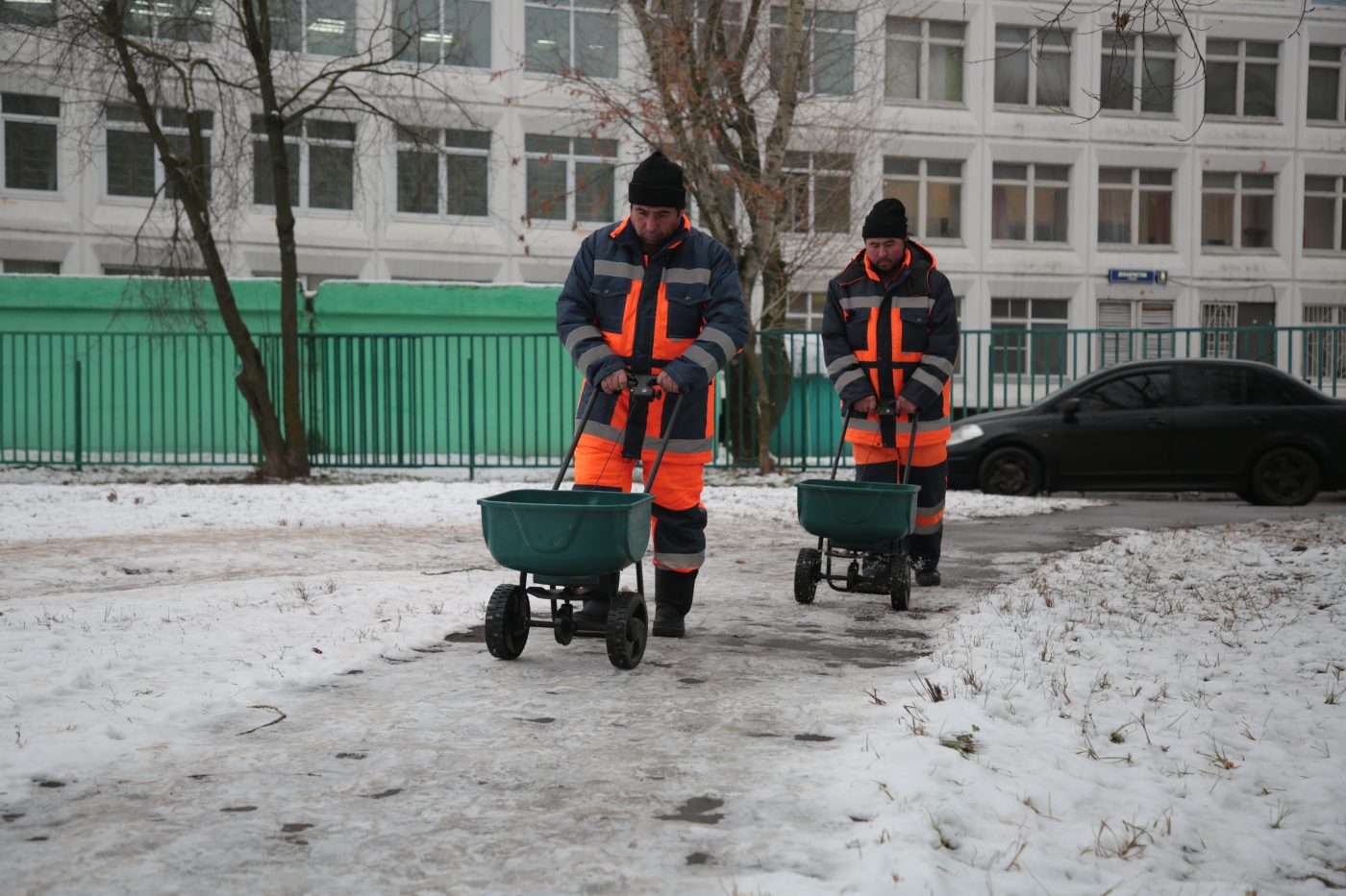 В СВАО рассказали, как коммунальщики должны бороться с гололедицей