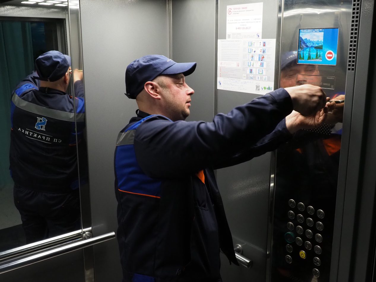 В Отрадном в многоэтажке заменили все лифты