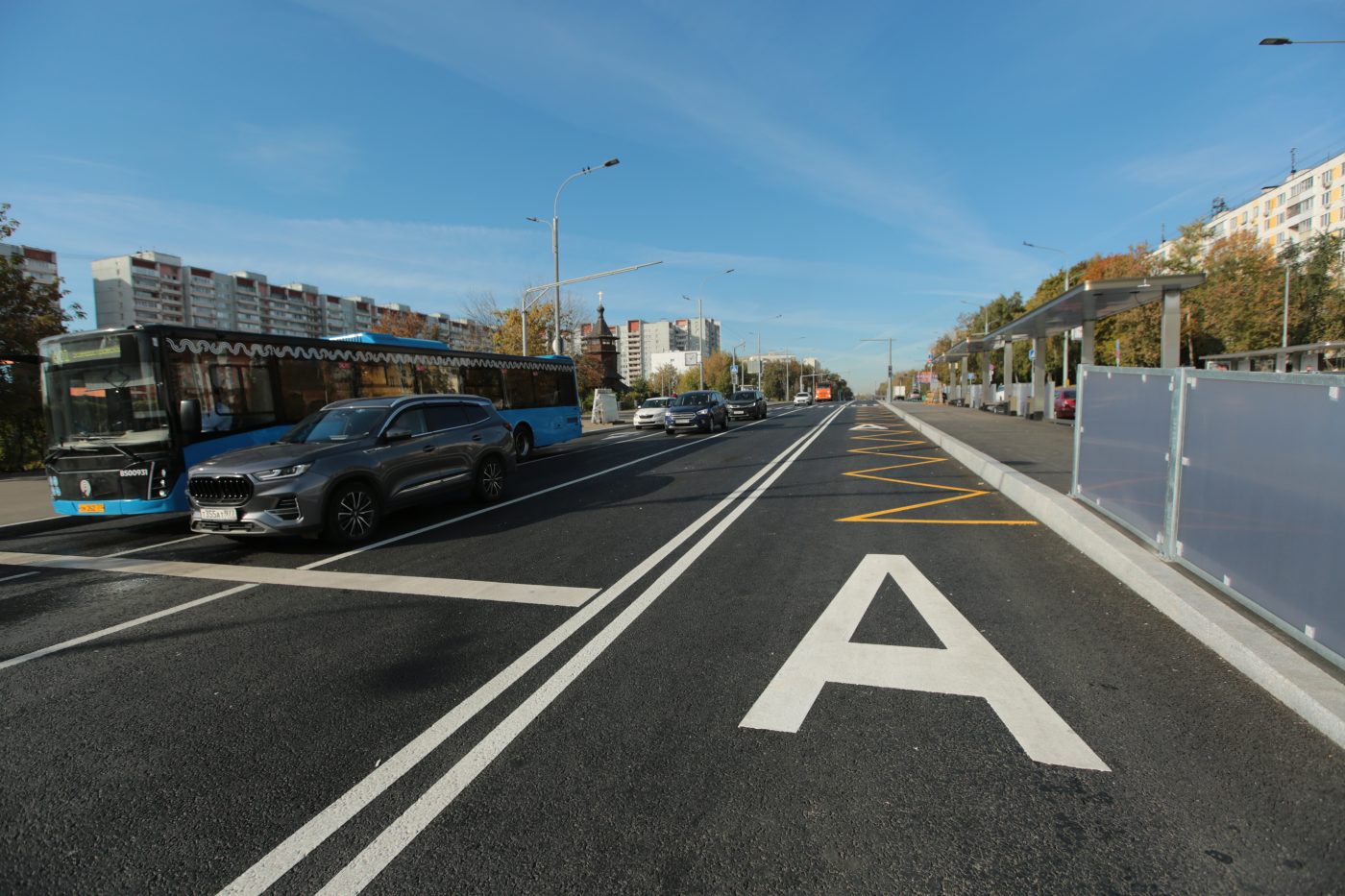 Новую «выделенку» на Лескова и Широкой заасфальтировали, но автобусы поедут по ней не скоро